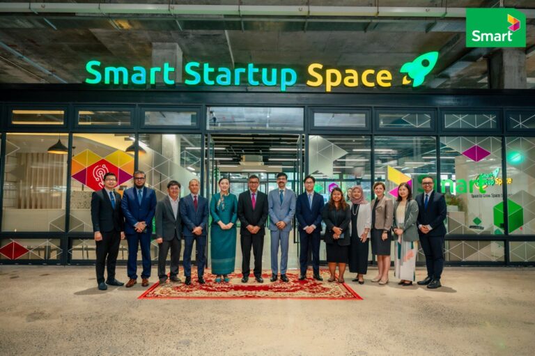ក្រុមហ៊ុន Smart Axiata ស្វាគមន៍ឧបនាយករដ្ឋមន្ត្រី រដ្ឋមន្ត្រីក្រសួងអប់រំ យុវជន និងកីឡា មកកាន់មជ្ឈមណ្ឌលគាំទ្រសហគ្រិន Smart Startup Space និងបង្ហាញពីការប្តេជ្ញាលើកកម្ពស់ និងគាំទ្រយុវជន