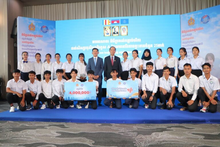 សាប៊ូវីសូពិសេស សហការជាមួយក្រសួងអប់រំ យុវជន និងកីឡាផ្តល់នូវកញ្ចប់ថវិកាជូនសិស្សានុសិស្សឆ្នើមចំនួន ២៥រូប